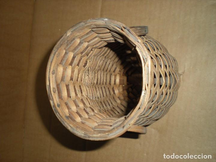 Antig&uuml;edades: jarr&oacute;n hecho en mimbre  d11cm h19cm - Foto 2