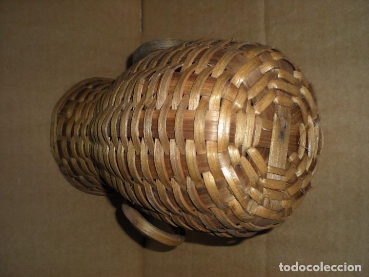 Antig&uuml;edades: jarr&oacute;n hecho en mimbre  d11cm h19cm - Foto 3