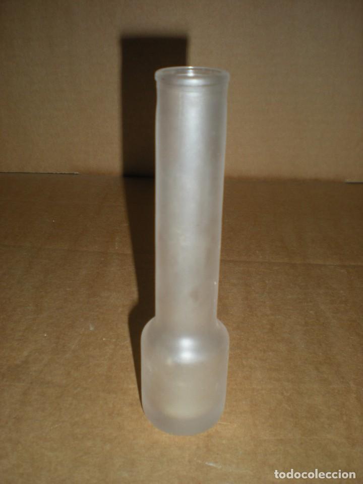 Oggetti Antichi: copa cristal semitrasl&uacute;cido de forma peculiar, altura 15cm dbase 3.5cm