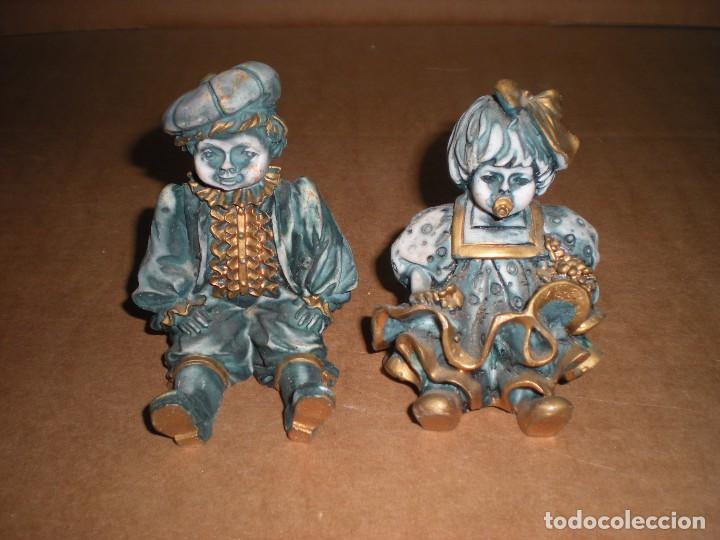 Antig&uuml;edades: 2 figura de ni&ntilde;os en resina pintados a mano, 5x5x7cm