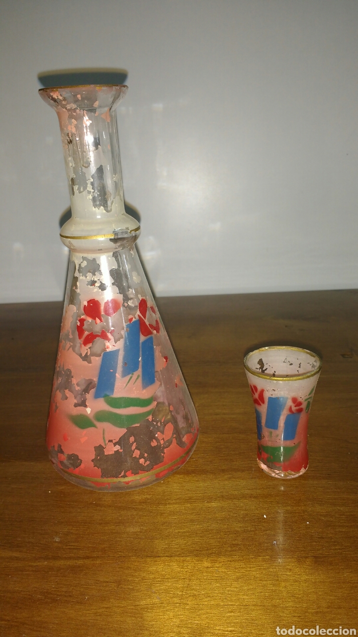Antig&uuml;edades: Botella y vasito de cristal decorado. - Foto 1