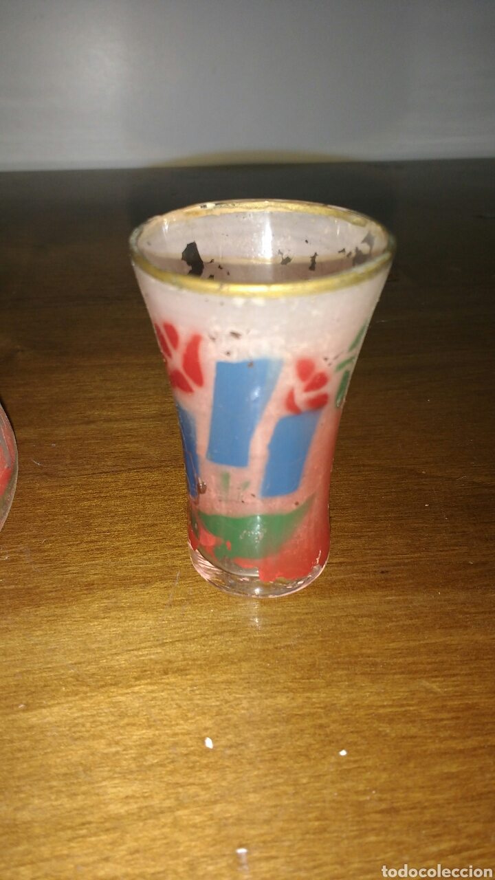 Antig&uuml;edades: Botella y vasito de cristal decorado. - Foto 2