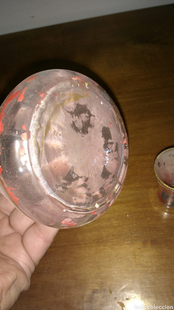 Antig&uuml;edades: Botella y vasito de cristal decorado. - Foto 3
