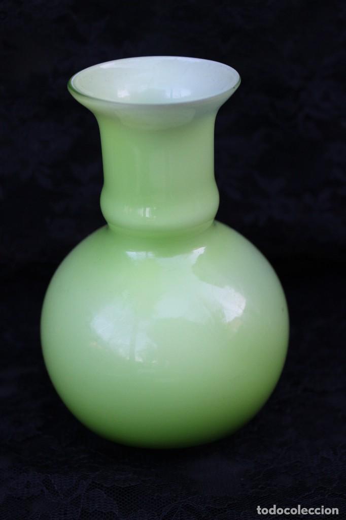 Antig&uuml;edades: FLORERO O JARRON DE OPALINA ART DECO EN VERDE CELADON - Foto 1