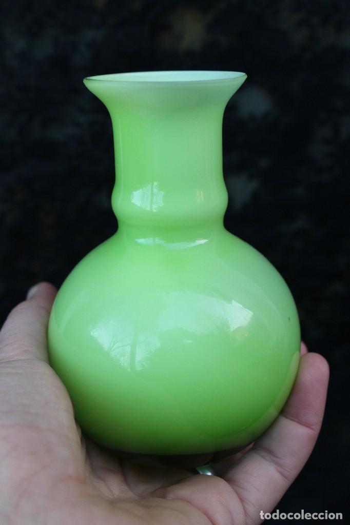 Antig&uuml;edades: FLORERO O JARRON DE OPALINA ART DECO EN VERDE CELADON - Foto 2