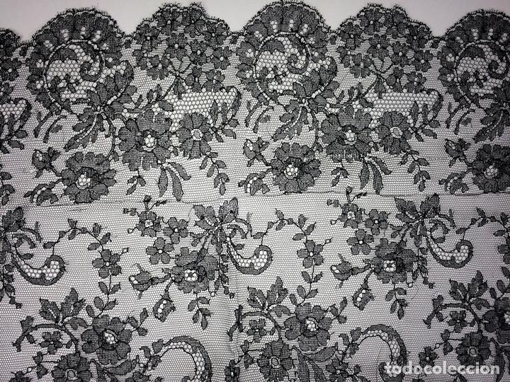 Antig&uuml;edades: MANTILLA TRIANGULAR. BORDADO SEMIMANUAL SOBRE TUL. ESPA&Ntilde;A. CIRCA 1950. - Foto 1