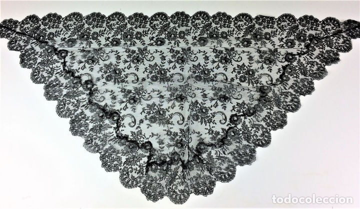 Antig&uuml;edades: MANTILLA TRIANGULAR. BORDADO SEMIMANUAL SOBRE TUL. ESPA&Ntilde;A. CIRCA 1950. - Foto 2