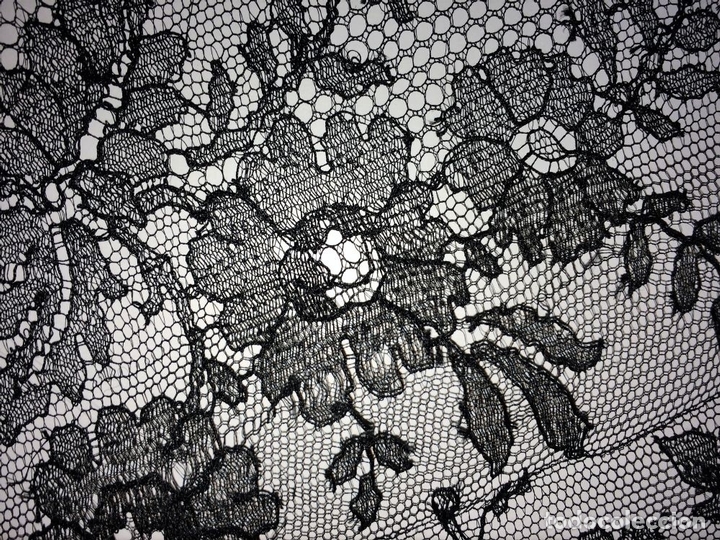 Antig&uuml;edades: MANTILLA TRIANGULAR. BORDADO SEMIMANUAL SOBRE TUL. ESPA&Ntilde;A. CIRCA 1950. - Foto 3