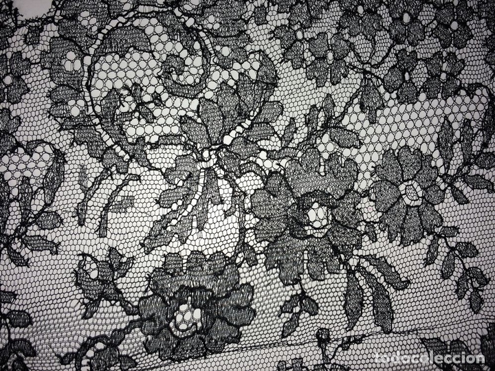 Antig&uuml;edades: MANTILLA TRIANGULAR. BORDADO SEMIMANUAL SOBRE TUL. ESPA&Ntilde;A. CIRCA 1950. - Foto 5