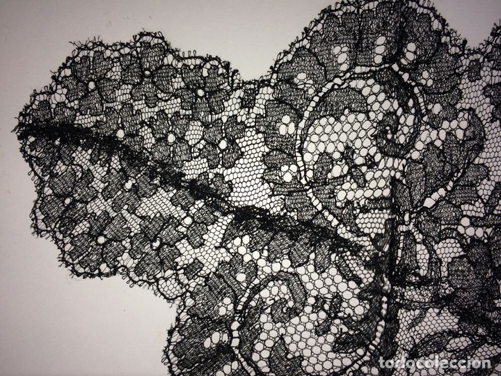 Antig&uuml;edades: MANTILLA TRIANGULAR. BORDADO SEMIMANUAL SOBRE TUL. ESPA&Ntilde;A. CIRCA 1950. - Foto 6