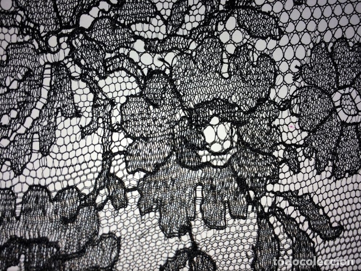 Antig&uuml;edades: MANTILLA TRIANGULAR. BORDADO SEMIMANUAL SOBRE TUL. ESPA&Ntilde;A. CIRCA 1950. - Foto 7