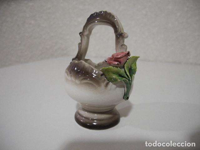 Antig&uuml;edades: Cesto con flor. Porcelana de Capodimonte. - Foto 1