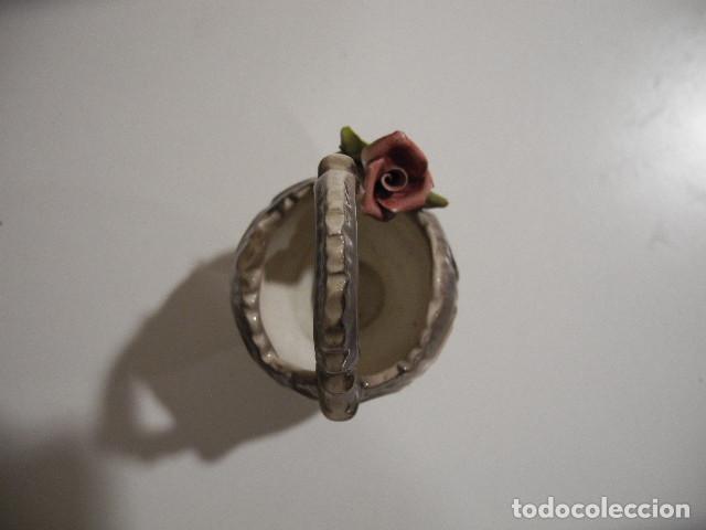 Antig&uuml;edades: Cesto con flor. Porcelana de Capodimonte. - Foto 2