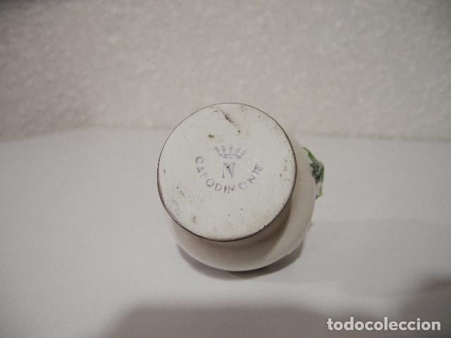Antig&uuml;edades: Cesto con flor. Porcelana de Capodimonte. - Foto 3