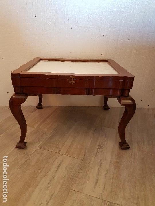 Antig&uuml;edades: MESA EXPOSITORA ESTILO LUIS XV CON CAPITONE DE SEDA - Foto 1