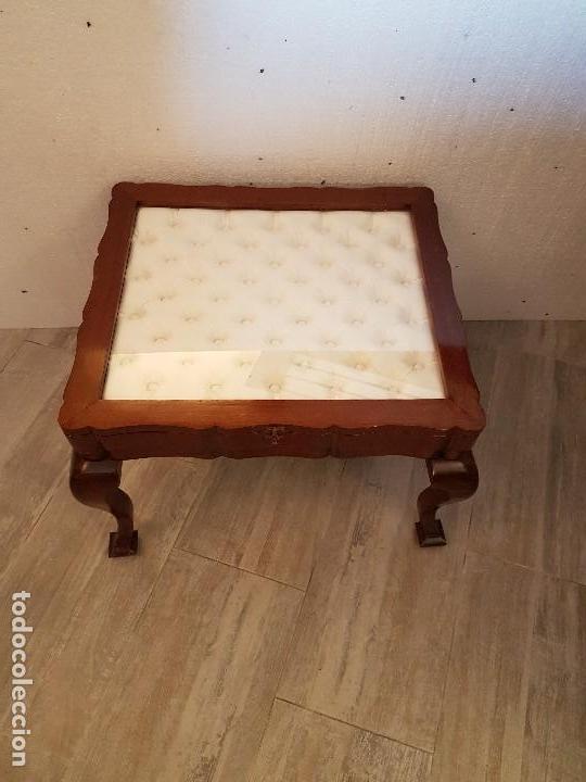 Antig&uuml;edades: MESA EXPOSITORA ESTILO LUIS XV CON CAPITONE DE SEDA - Foto 2