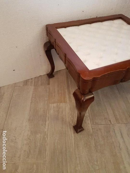 Antig&uuml;edades: MESA EXPOSITORA ESTILO LUIS XV CON CAPITONE DE SEDA - Foto 3