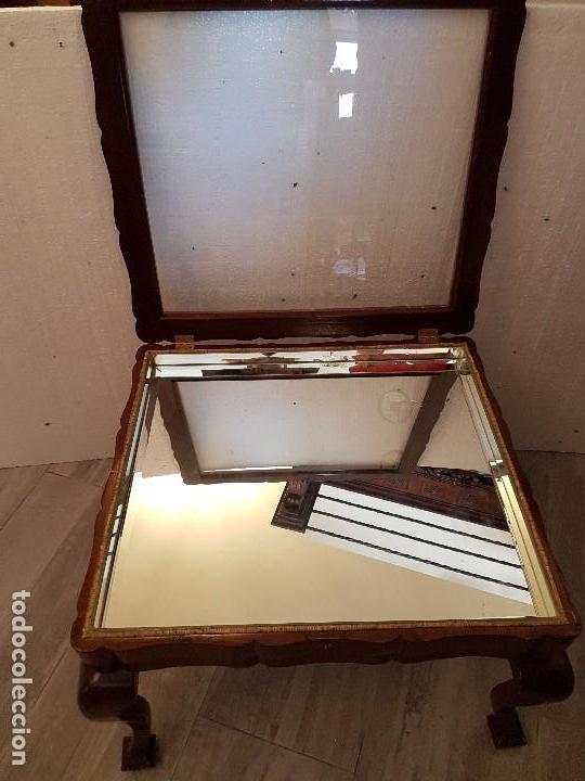 Antig&uuml;edades: MESA EXPOSITORA ESTILO LUIS XV CON CAPITONE DE SEDA - Foto 4