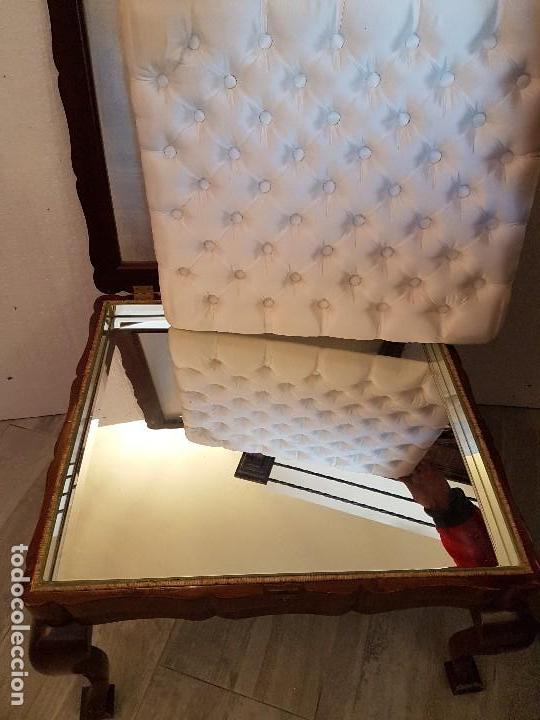 Antig&uuml;edades: MESA EXPOSITORA ESTILO LUIS XV CON CAPITONE DE SEDA - Foto 5