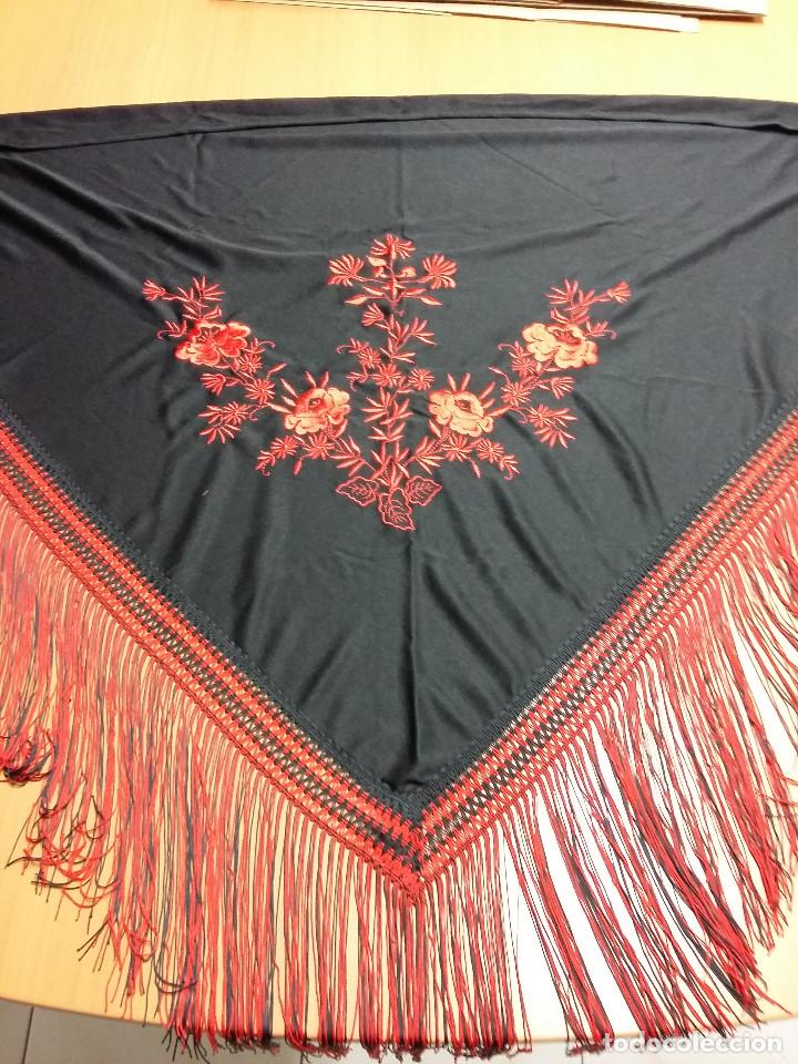 Antig&uuml;edades: manton triangular negro bordado flores rojas - Foto 1