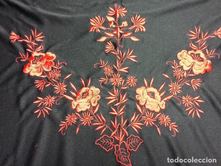 Antig&uuml;edades: manton triangular negro bordado flores rojas - Foto 2