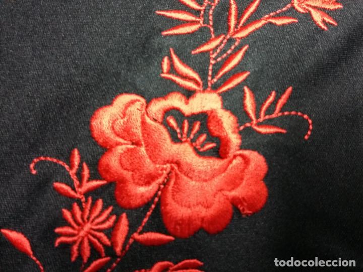 Antig&uuml;edades: manton triangular negro bordado flores rojas - Foto 3