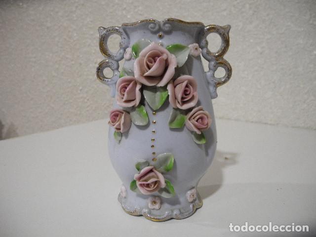 Antig&uuml;edades: Florero de cer&aacute;mica con flores. - Foto 1