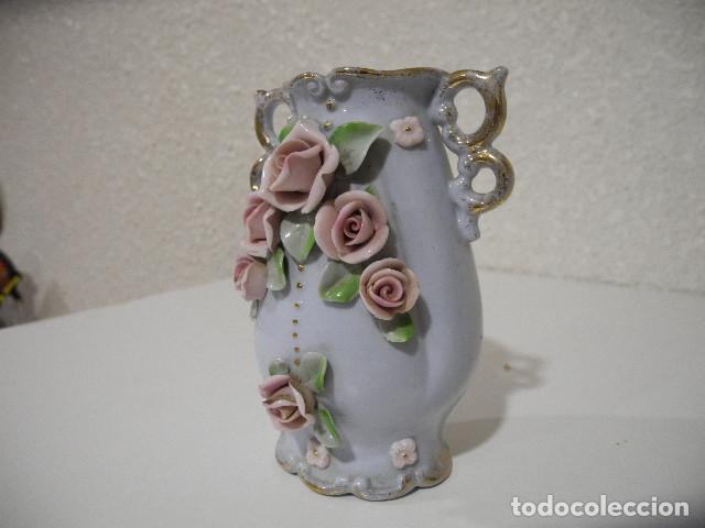 Antig&uuml;edades: Florero de cer&aacute;mica con flores. - Foto 2