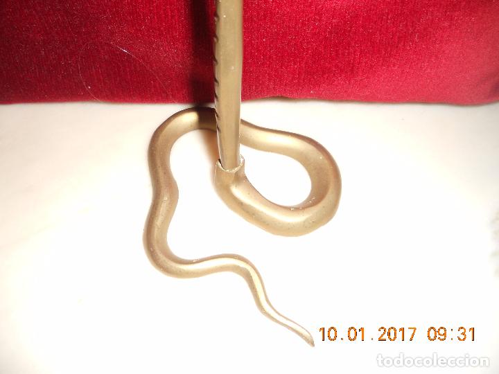 Antig&uuml;edades: ANTIGUO PORTAVELAS DE BRONCE TIPO COBRA - Foto 3