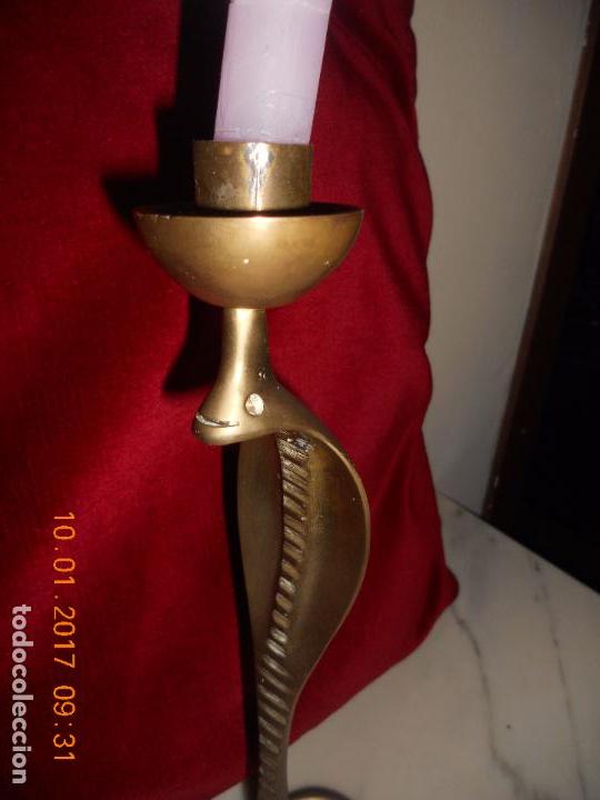 Antig&uuml;edades: ANTIGUO PORTAVELAS DE BRONCE TIPO COBRA - Foto 4