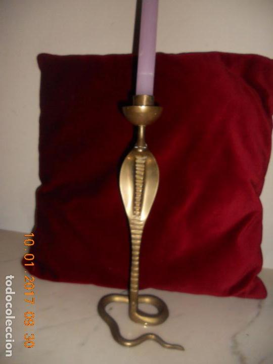 Antig&uuml;edades: ANTIGUO PORTAVELAS DE BRONCE TIPO COBRA - Foto 5