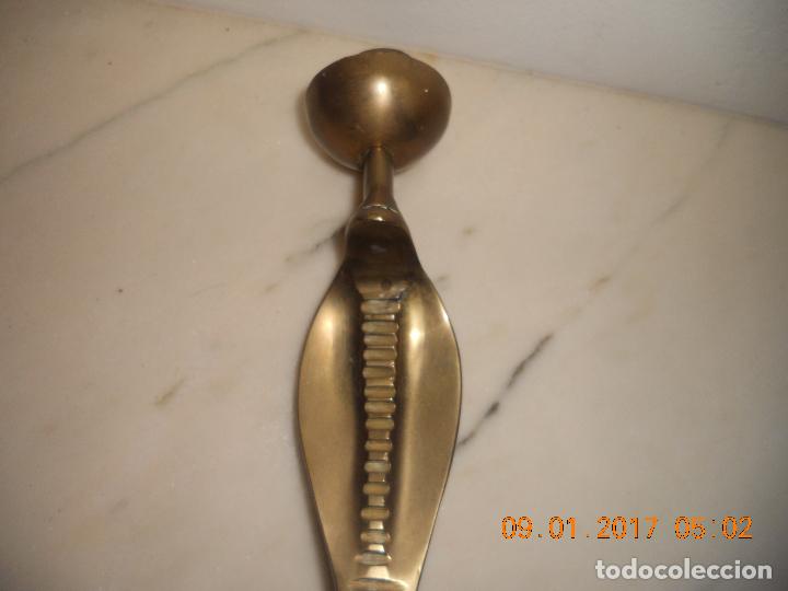 Antig&uuml;edades: ANTIGUO PORTAVELAS DE BRONCE TIPO COBRA - Foto 7
