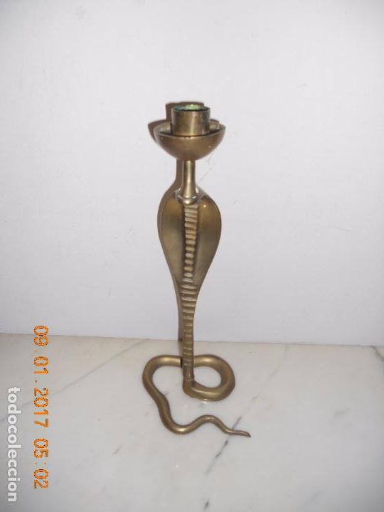 Antig&uuml;edades: ANTIGUO PORTAVELAS DE BRONCE TIPO COBRA - Foto 8