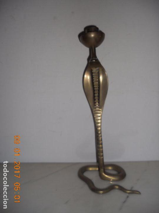 Antig&uuml;edades: ANTIGUO PORTAVELAS DE BRONCE TIPO COBRA - Foto 9
