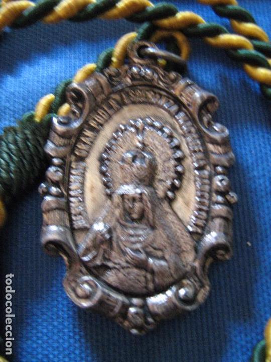Antig&uuml;edades: MEDALLA CON CORDON DE LA HERMANDAD DE LA MACARENA Y EL GRAN PODER DE BARCELONA - Foto 1