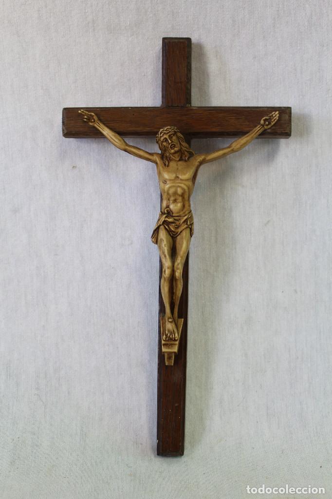 Antig&uuml;edades: cristo en la cruz de pasta y madera - Foto 1
