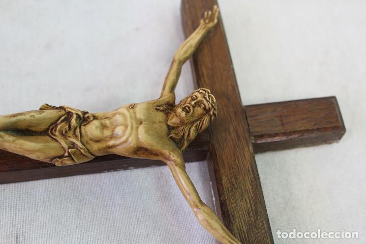 Antig&uuml;edades: cristo en la cruz de pasta y madera - Foto 3