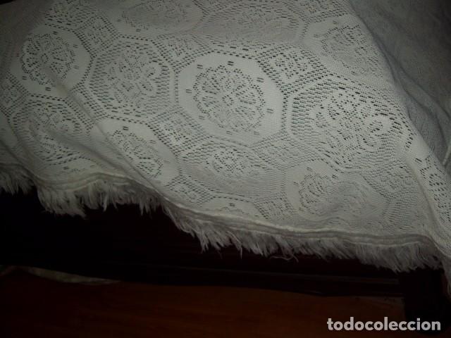 Antig&uuml;edades: COLCHA DE HILO CON TERMINACION EN FLECO. - Foto 3