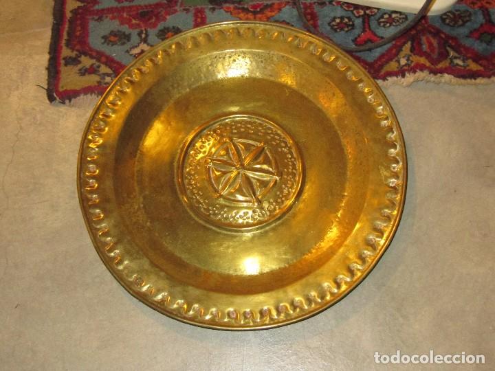 Antig&uuml;edades: GRAN PLATO REPUJADO - SIGLO XIX - Foto 2