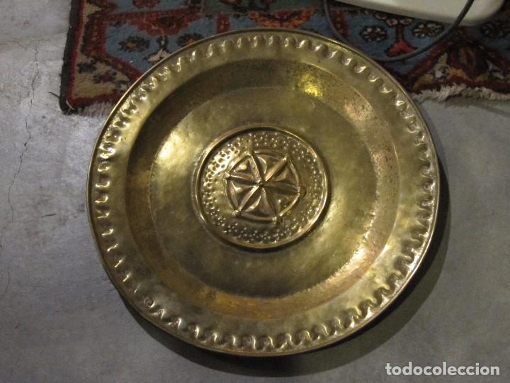 Antig&uuml;edades: GRAN PLATO REPUJADO - SIGLO XIX - Foto 3