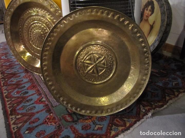 Antig&uuml;edades: GRAN PLATO REPUJADO - SIGLO XIX - Foto 4