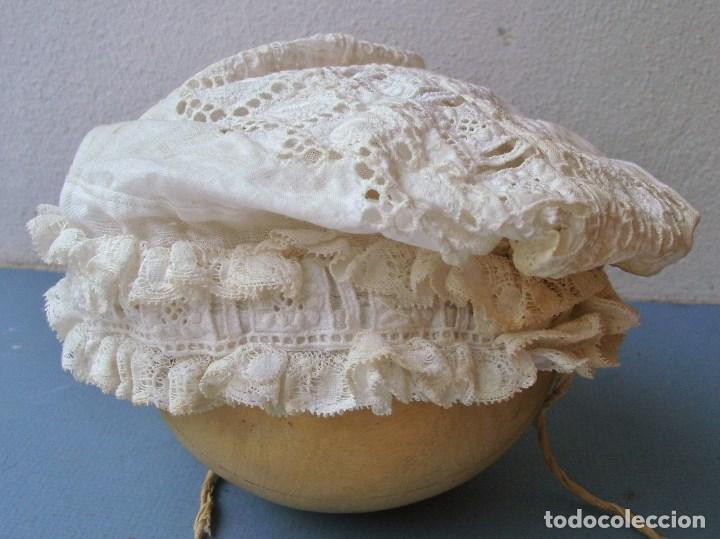 Antig&uuml;edades: antiguo gorro de bebe - encaje con interior forrado - Foto 2