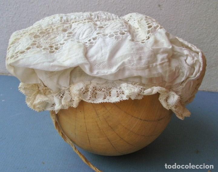 Antig&uuml;edades: antiguo gorro de bebe - encaje con interior forrado - Foto 3