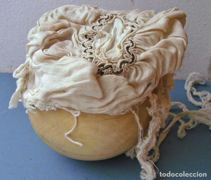 Antig&uuml;edades: antiguo gorro de bebe - encaje con interior forrado, para restaurar - Foto 1