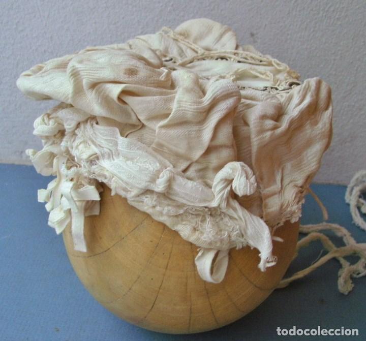 Antig&uuml;edades: antiguo gorro de bebe - encaje con interior forrado, para restaurar - Foto 2