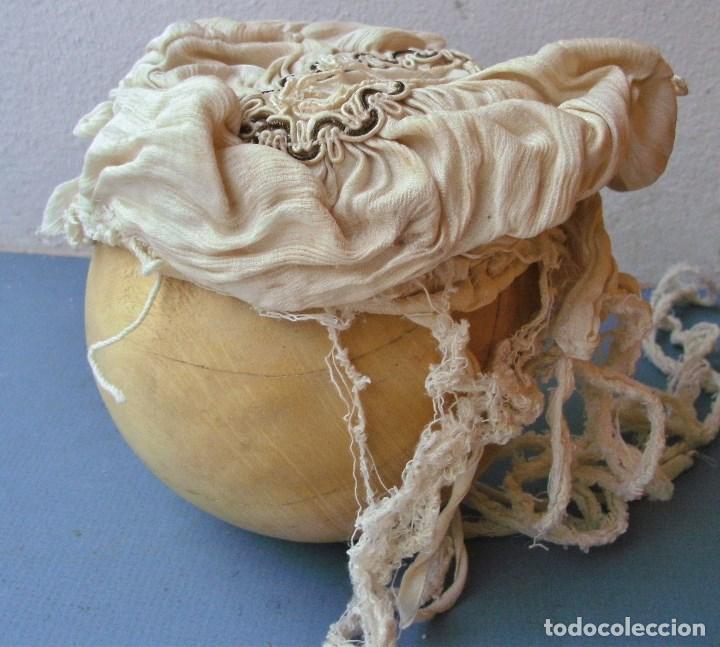 Antig&uuml;edades: antiguo gorro de bebe - encaje con interior forrado, para restaurar - Foto 4