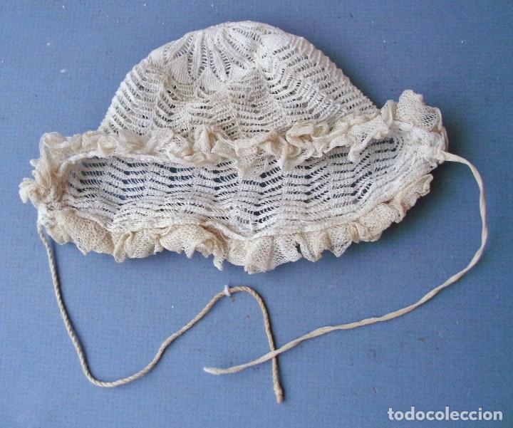 Antig&uuml;edades: antiguo gorro de bebe - ganchillo con encaje - Foto 1