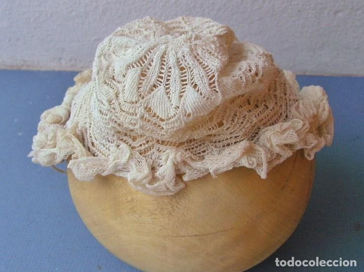 Antig&uuml;edades: antiguo gorro de bebe - ganchillo con encaje - Foto 2