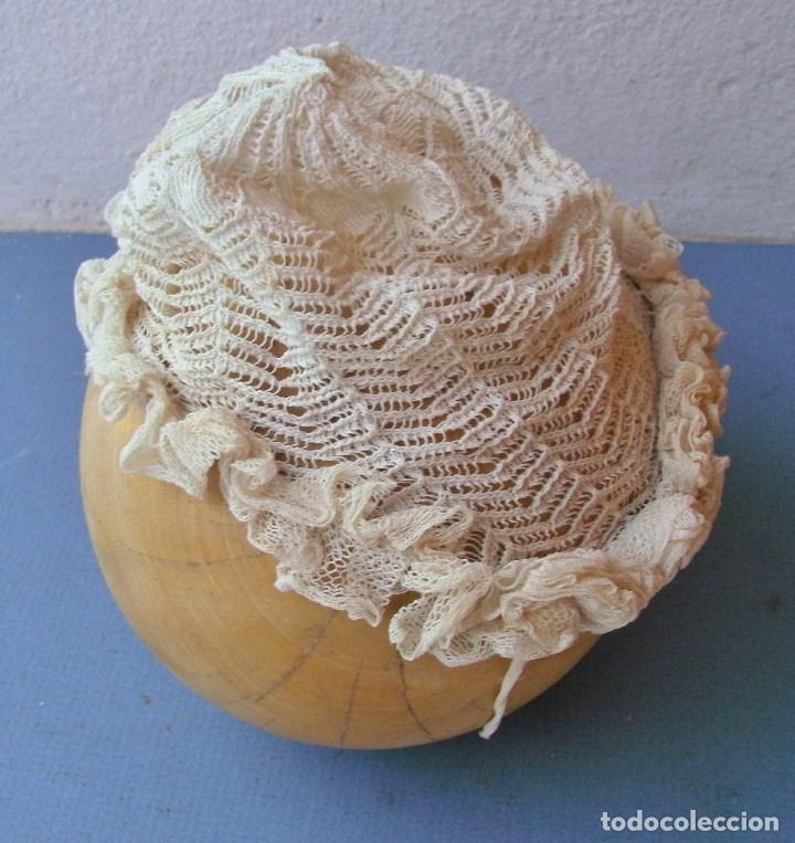 Antig&uuml;edades: antiguo gorro de bebe - ganchillo con encaje - Foto 3
