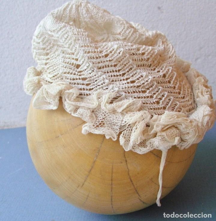 Antig&uuml;edades: antiguo gorro de bebe - ganchillo con encaje - Foto 4